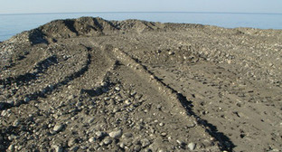 Участок пляжа в Адлерском районе Сочи со следами строительной техники. Фото: Светлана Берестенева, http://www.blogsochi.ru