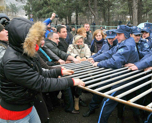 Выселение беженцев из временных жилищ в Багеби --пригороде Тбилиси. 21 января 2011 г. Фото: daypic.ru