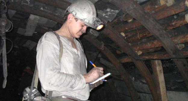 А. В. Печеникин - помощник начальника участка производственного контроля шахты им. 50-летия Октября в г. Гукове Ростовской области. Фото:  www.gukovo.ru