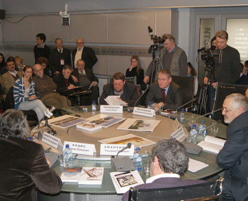 Участники конференции по проблемам межнациональных отношений в современной России за круглым столом в РИА "Новости". 17 февраля 2011 г. Фото "Кавказского узла".