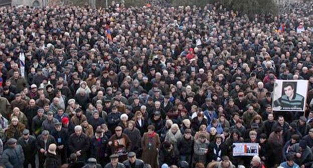 Митинг оппозиции в Ереване, 18 февраля 2011 г. Фото с сайта www.photolure.am
