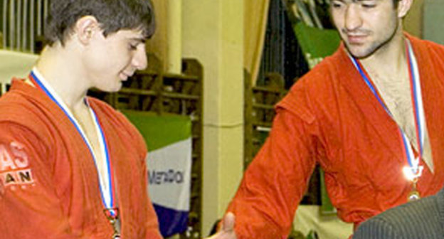 Азамат Охтов(справа) во время награждения золотой медалью на первенстве России по самбо среди юниоров в весовой категории до 52 кг. 25-28 февраля 2008г, г.Курган. Фото: www.sambo.ru