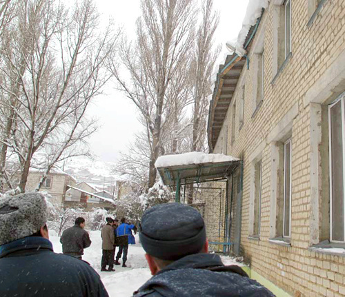 Место обрушения кровли в детсаду No.73. Махачкала, 22 февраля 2011 г. Фото: пресс-служба МЧС Дагестана.