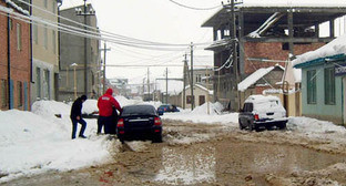 Машина, застрявшая на улице в Махачкале из-за сильного снегопада. 22 февраля 2011 г. Фото "Кавказского узла".