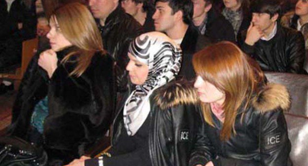 Участники акции в поддержку Залины Аюбовой. Махачкала, 18 февраля 2011 г. Фото "Кавказского узла".