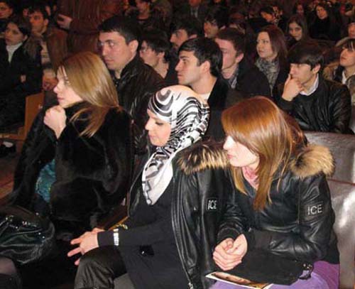 Участники акции в поддержку Залины Аюбовой. Махачкала, 18 февраля 2011 г. Фото "Кавказского узла".