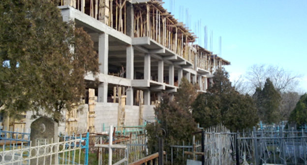Строительство жилого дома возле городского кладбища в Махачкале. 24 Февраля 2011 г. Фото: Наталья Шкандыба для "Кавказского узла".