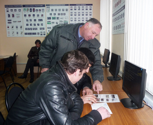 Соревнованию по многоборью. Начальник отдела ГИБДД Аслан Асламурзаев проверяет знания участников соревнования по знаниям правил дорожного движения. Северная Осетия, г. Беслан. 21 февраля 2011 г. Фото "Кавказского узла".