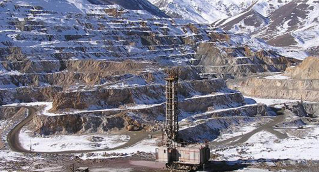 Карьер Каджаранского медно-молибденового комбината. Январь 2005 г. Фото: www.ifbmining.com