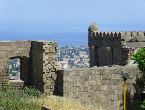 Вид на Дербент со стен крепости Нарын-Кала. 2007 г. Фото: allie/www.flickr.com