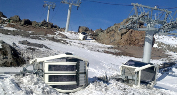 Последствия подрыва подвесной канатной дороги "Азау - "Старый Кругозор" на горе Эльбрус. Кабардино-Балкария, февраль 2011 г. Фото "Кавказского узла".