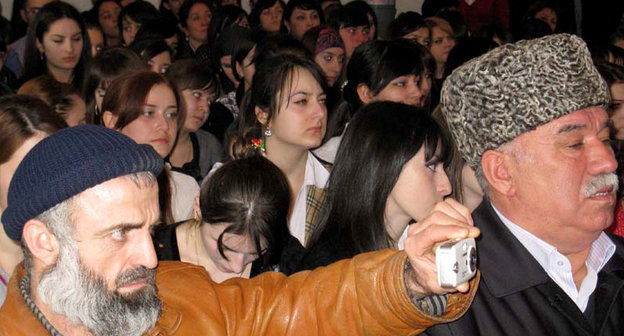 Участники цикла общественных дискуссий "Мир Кавказу" в г.Избербаш, Дагестан. 25 февраля 2011 г. Фото "Кавказского узла".