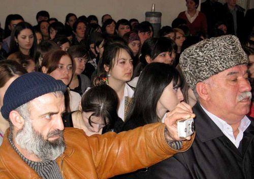 Участники цикла общественных дискуссий "Мир Кавказу" в г.Избербаш, Дагестан. 25 февраля 2011 г. Фото "Кавказского узла".