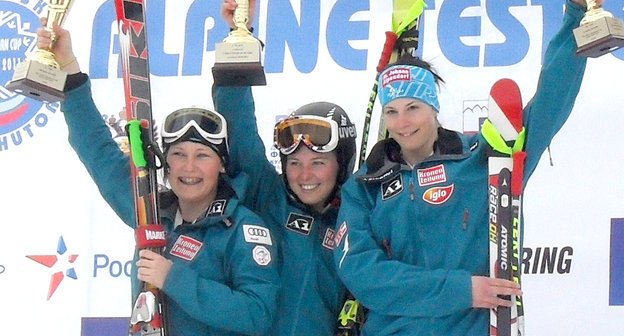 На пьедестале - победительницы соревнований по скоростному спуску, члены австрийской сборной Штефани Мозер, Мариэлла Форгльерайтер, Тамара Типплер . 
Красная Поляна, Сочи, 25 февраля 2011 г. Фото "Кавказского узла".