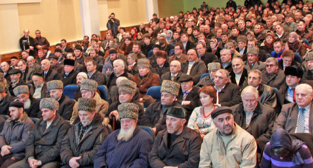 Четвертая встреча в рамках цикла общественных дискуссий "Мир Кавказу" в дагестанском Хасавюрте. 28 февраля 2011 г. Фото "Кавказского узла".