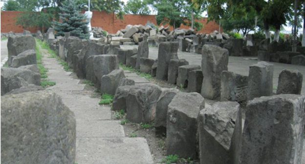 Мемориал памяти жертв сталинской депортации 1944 г., г. Грозный. 23 февраля 2011 г. Фото: RFE/RL