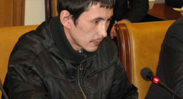 Обвиняемый в содействии террористической деятельности житель Челябинской области Альберт Абдурахманов. Махачкала, 27 февраля 2011 г. Фото "Кавказского узла".