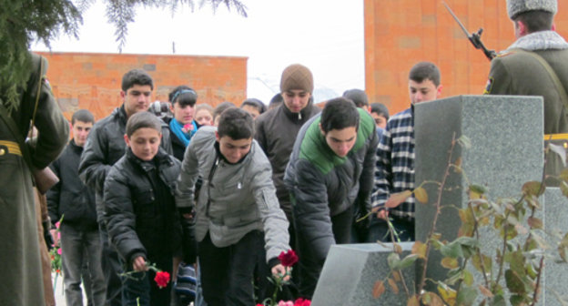Учащиеся  школы  №3  возлагают цветы к памятнику  жертвам  погромов в Сумгаите. Нагорный Карабах, Степанакерт, Мемориальный комплекс. 28.02.2011. Фото "Кавказского узла".