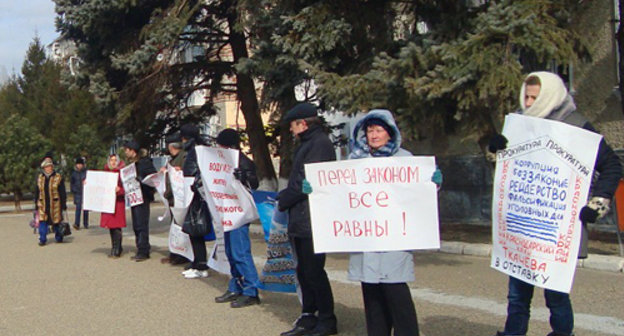 Участники пикета жителей Кубани в г. Темрюке Краснодарского края. 26 февраля 2011 г. Фото "Кавказского узла".