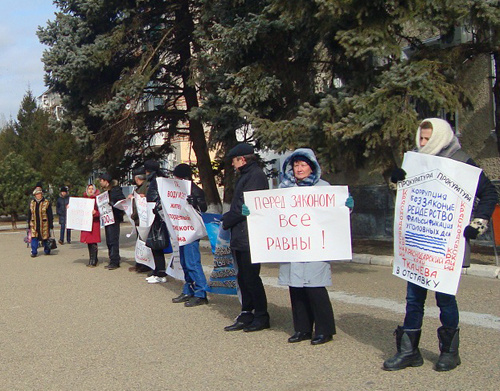 Участники пикета жителей Кубани в г. Темрюке Краснодарского края. 26 февраля 2011 г. Фото "Кавказского узла".