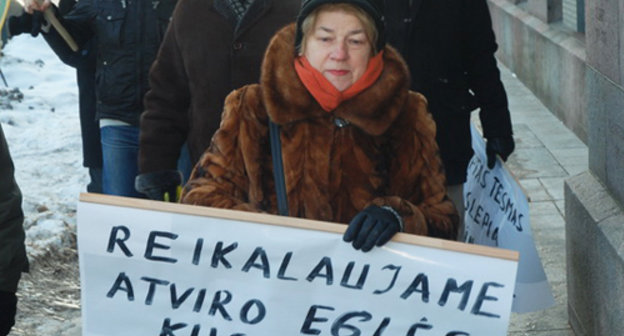 У входа в здание Вильнюсского окружного  суда, где идет процесс над Эгле Кусайте. г. Вильнюс, Литва, 2 марта 2010. фото: Томас Чивас.