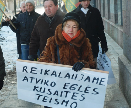 У входа в здание Вильнюсского окружного  суда, где идет процесс над Эгле Кусайте. г. Вильнюс, Литва, 2 марта 2010. фото: Томас Чивас.