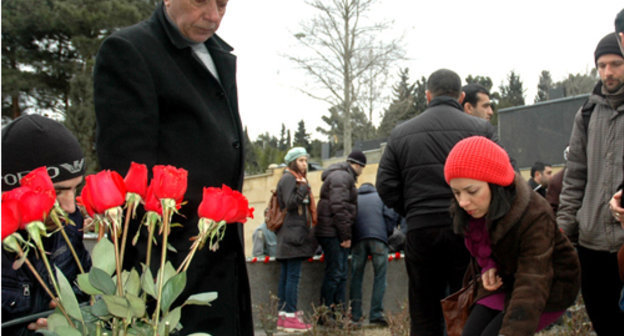 Ясамальское кладбище, Баку, 2 марта 2011 г. Журналисты и представители демократической общественности возлагают цветы на могилу главного редактора журнала "Монитор" Эльмара Гусейнова, убитого 2 марта 2005 года у порога своей квартиры. Второй слева -- отец покойного журналиста Сабир Гусейнов. Фото "Кавказского узла".