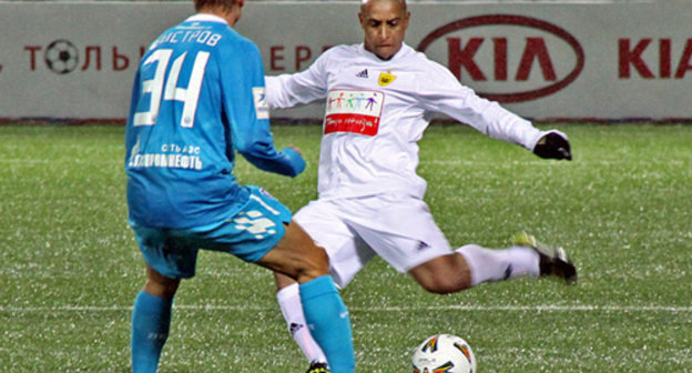 Роберто Карлос играет в составе "Анжи" против питерского "Зенита". г. Грозный, 28 февраля 2011 г. Фото: Евгений Костин.