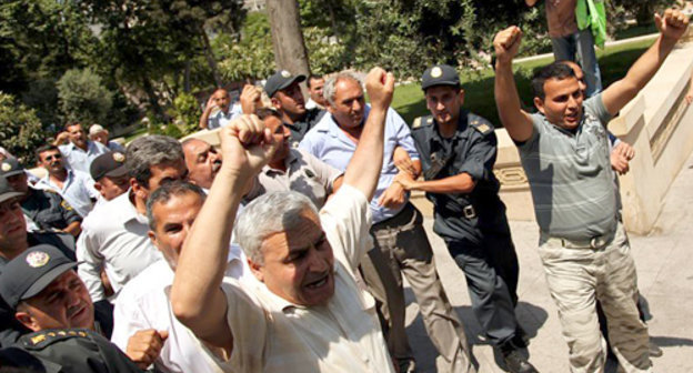 Полиция разгоняет митинг азербайджанской оппозиции в защиту свободы собраний. Баку, 19 июня 2010 г. Фото: http://azerireport.com