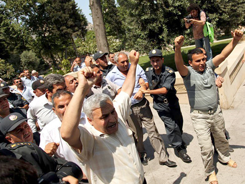 Полиция разгоняет митинг азербайджанской оппозиции в защиту свободы собраний. Баку, 19 июня 2010 г. Фото: http://azerireport.com