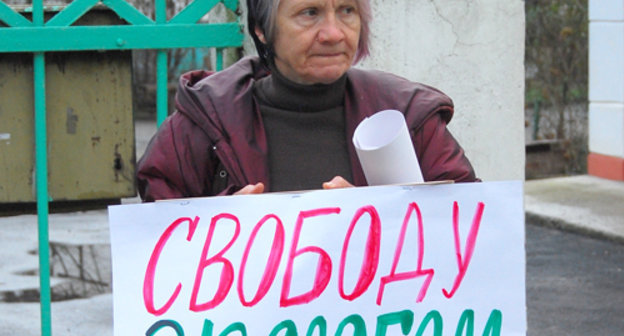 Одиночный пикет Натальи Цинко у здания городской администрации в Туапсе. 2 марта 2011 г. Фото: Пресс-служба УВД по Туапсинскому району.