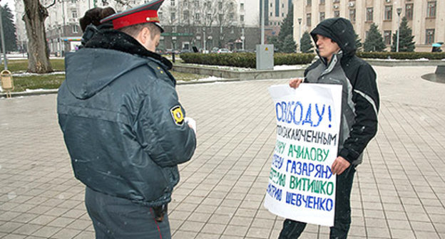 Одиночный пикет члена Экологической Вахты по Северному Кавказу в защиту Туапсинских политзаключённых в Краснодаре. 2 марта 2011 г. Фото: Газета "Да! Краснодар", http://dakrasnodar.ru/news/dacha-tkacheva-020311