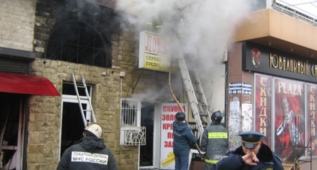 Пожарные локализуют очаги пожара на рынке "Пассаж" в центре Махачкалы. 8 марта 2010 г. Фото "Кавказского узла".