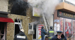 Пожарные локализуют очаги пожара на рынке "Пассаж" в центре Махачкалы. 8 марта 2010 г. Фото "Кавказского узла".