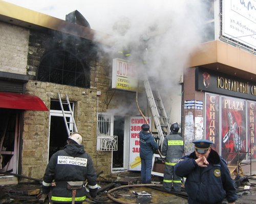Пожарные локализуют очаги пожара на рынке "Пассаж" в центре Махачкалы. 8 марта 2010 г. Фото "Кавказского узла".