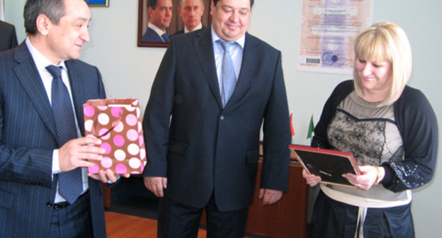 Руководитель пенсионного фонда республики Олег Исаков (слева), заместитель Председателя Правительства Северной Осетии Сергей Таболов (в центре) вручают двадцатитысячный сертификат матери пяти детей Диане Таутиевой. Северная Осетия, Владикавказ, 5 марта 2011 года. Фото: пресс-служба отделения пенсионного фонда РФ по РСО-Алания.