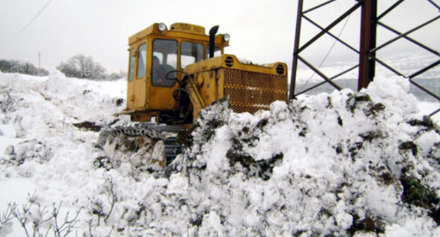 Работы по восстановлению электроснабжения в пострадавших районах Дагестана. Фото: пресс-служба ОАО  «Дагэнергосеть». Март 2011 г.