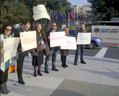 Участники акции, организованной правозащитниками Южного Кавказа перед зданием ООН в Женеве. 10 марта 2011 г. Фото "Кавказского узла".
