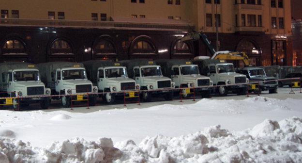 Ряд грузовых машин с военнослужащими внутренних войск, прибывших на Манежную площадь в связи с планировавшейся акцией националистов 11 февраля 2011 г. Фото"Кавказского узла".