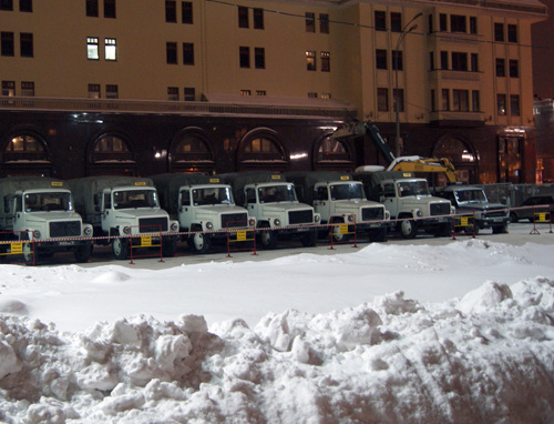 Ряд грузовых машин с военнослужащими внутренних войск, прибывших на Манежную площадь в связи с планировавшейся акцией националистов 11 февраля 2011 г. Фото"Кавказского узла".