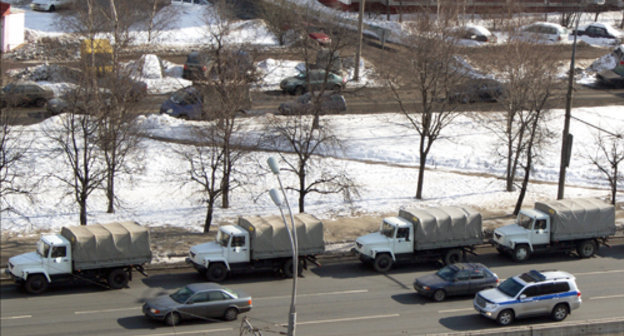Москва, 11 марта 2011 г., 12: 30. Колонна техники и
личного состава Внутренних войск МВД РФ на Алтуфьевском шоссе. Фото "Кавказского узла".