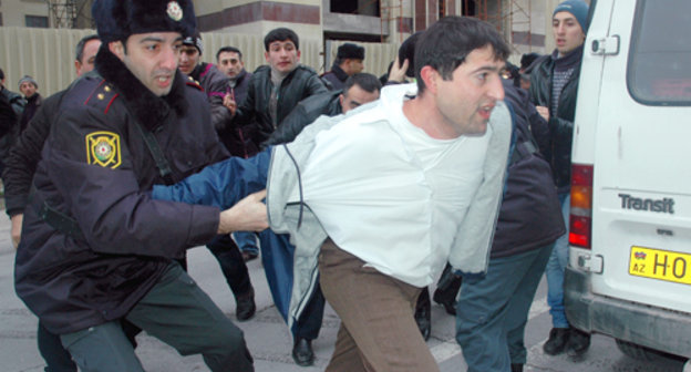 Полиция задерживает участников молодежной акции "Великий народный день" на площади перед станцией метро "28 мая" в Баку. 11 марта 2011 г. Фото "Кавказского узла". 
