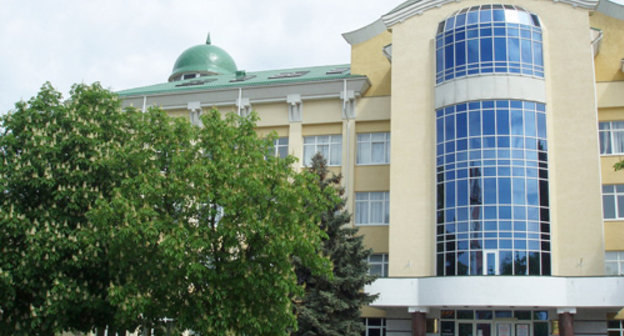 Здание Адыгейского государственного университета в Майкопе. 2008 г. Фото пользователя Storm Shadow, www.skyscrapercity.com