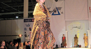 Модель коллекции «Куркума и корица», Ольга Лапина, ЮРГУЭС (Шахты), первое место в номинации «Фольклор». Ростов-на-Дону, 12 марта, гала-показ ХI Международного конкурса молодых дизайнеров и модельеров «Подиум-2011». Фото "Кавказского узла".