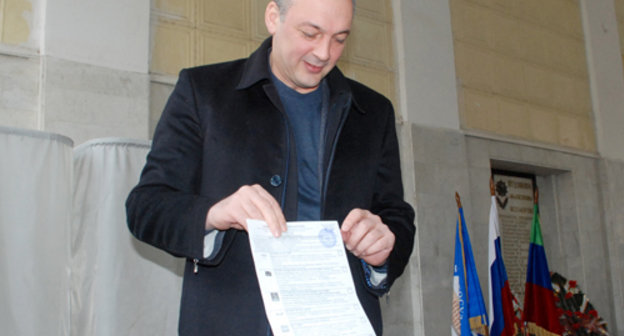 Глава Дагестана Магомедсалам Магомедов голосует на избирательном участке в Махачкале. 13 марта 2011 г. Фото: пресс-служба президента Дагестана.