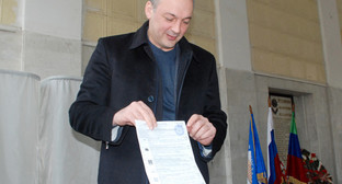 Глава Дагестана Магомедсалам Магомедов голосует на избирательном участке в Махачкале. 13 марта 2011 г. Фото: пресс-служба президента Дагестана.