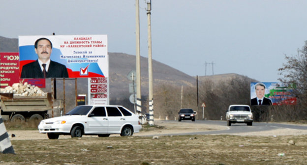 Предвыборные баннеры кандидатов в депутаты Народного собрания Дагестана на федеральной трассе "Кавказ". Дагестан, Каякентский район, 13 марта 2011 г. Фото "Кавказского узла".