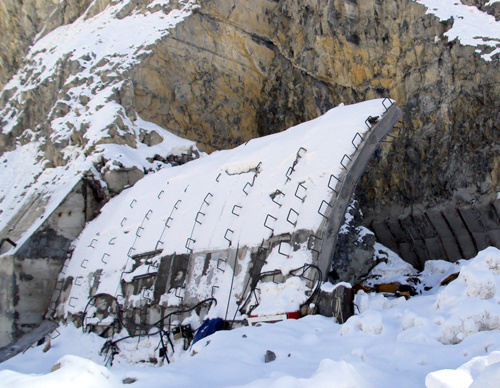 Место трагедии на 83 километре Транскавказской магистрали, где во время строительных работ 8 марта 2011 г. обрушилась скала. Северная Осетия, 12 марта 2011 г. Фото "Кавказского узла".