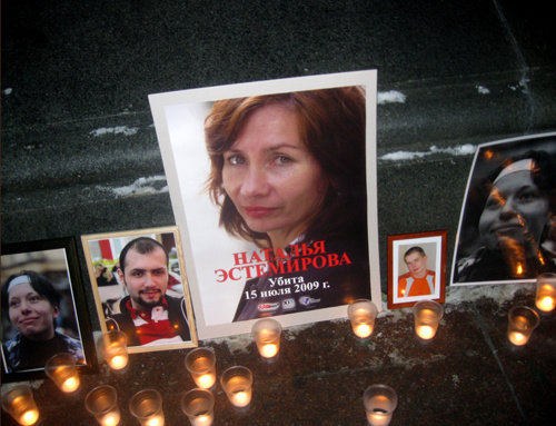 Акция памяти Натальи Эстемировой на следующий день после ее убийства. Москва, Новопушкинский сквер, 16 июля 2009 г. Фото "Кавказского узла".