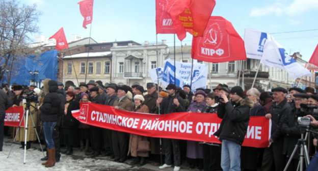 Участники митинга протеста против роста цен на площади Ленина во Владикавказе. 12 марта 2011 г. Фото "Кавказского узла".